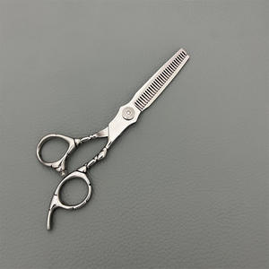 กรรไกรตัดผม JH ขนาด 6 นิ้ว กรรไกรซอยผม สแตนเลส สำหรับคนถนัดขวา ใช้ในร้านเสริมสวย ใบมีดมาตรฐาน ด้ามจับลายดอกไม้แบบเกลียวสูง - Product Image 3