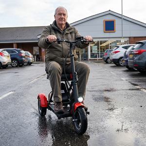 Trottinette électrique pliable légère à trois roues avec pneus antidérapants pour les courses au supermarché - Product Image 1