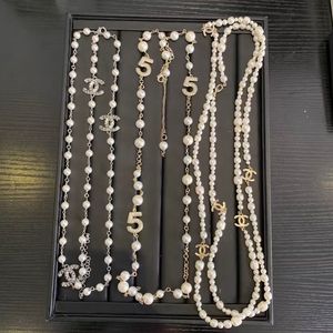 Collar de Trébol de Diseño de Alta Gama Vintage de Nicho Largo con Perlas y Diamantes Brillantes de Moda Collar para Suéter con Nuevo Diseño de Tendencia - Product Image 4