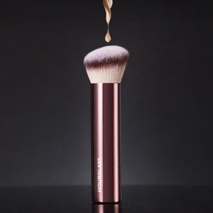 แปรงแต่งหน้าคาบูกิ <span class=keywords><strong>HOURGLASS</strong></span> สีโรสโกลด์ ขนแปรงสังเคราะห์นุ่ม ด้ามจับโลหะ หัวแปรงเฉียง สำหรับรองพื้น บลัชออน คอนทัวร์ และแป้ง - Product Image 1