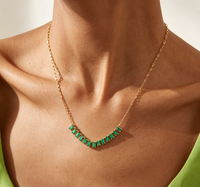 Collier pour femme Hailey Style Dua Lipa Training Season en or jaune massif 18 carats avec émeraude de laboratoire, mythologie ancestrale, bijoux fins, privé