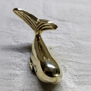 Prensapapeles de latón antiguo con figura de cola de ballena y base de fieltro - Diseño artesanal de criatura marina, regalo moderno para decoración del hogar - Product Image 1