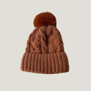 Bonnet tricoté personnalisé chaud et tendance pour femme avec pompon en fausse fourrure – Collection Hiver 2025 – Blanc et Noir - Product Image 2