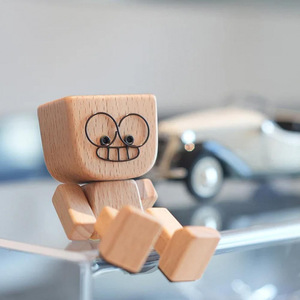 ของตกแต่งรถยนต์ไม้แกะสลักลายอาร์ตเดโค ดีไซน์น่ารักสไตล์พื้นบ้าน ขาโยกเยก ตุ๊กตาไม้ - Product Image 3