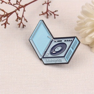 Huy hiệu theo chủ đề âm nhạc độc đáo. Hình bàn xoay với một sự rung cảm cổ điển. Lý tưởng cho những người yêu âm nhạc và người hâm mộ của thẩm mỹ hoài cổ. - Product Image 1