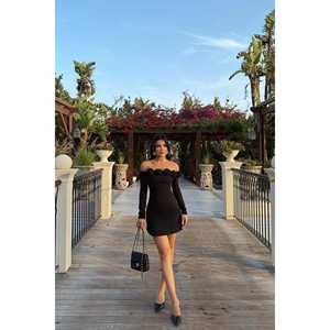 Robe de soirée noire mini avec élégante décoration en rose - Product Image 6