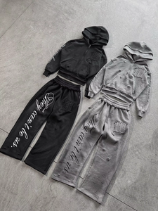 Conjunto Deportivo de Lujo para Hombre en Negro y Naranja, Pantalones Anchos de Algodón, Sudadera con Capucha y Detalles de Bordado con Logotipo Personalizado - Product Image 3
