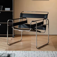 Fauteuil de salon en cuir noir de haute qualité au design minimaliste scandinave du milieu du siècle avec structure en acier inoxydable