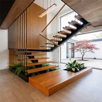 Escalier sur mesure à une seule poutre, design d'exception avec balustrade en verre pour résidence contemporaine