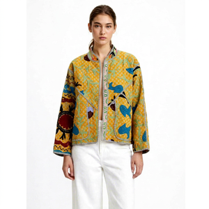 Veste courte jaune pour femme avec col montant, motif imprimé, surpiqûres contrastées, manches courtes - Product Image 1