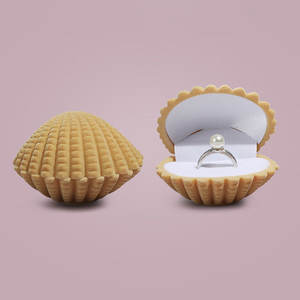 Caja de anillo de concha de medallón de joyería de madera personalizada - Product Image 2