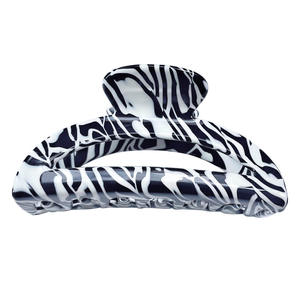 Clips de garra de nuevo diseño YJL, clips de garra de pelo de color Vaca, clips de garra de pelo recortados medianos en blanco y negro para mujer - Product Image 3