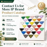 Breloque Métallique Personnalisée en Forme de Triangle avec Bordure en Cuir, Incrustation Émaillée, Triple Rivet, Breloques Métalliques de Designer