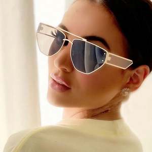 Nouveauté 2021, lunettes de soleil de luxe uniques avec des teintes dégradées, UV400, lunettes de soleil carrées irrégulières et creuses pour femmes - Product Image 1