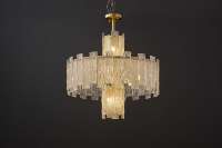 Lustre suspendu linéaire moderne de luxe en laiton et verre pour plafond bas, idéal pour table à manger