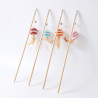Jouet pour chat en corde de coton tressée et plumes, baguette pour chat avec poignée en bois massif et clochette amovible pour jeu interactif