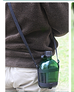 กระติกน้ำพกพาสีเขียวใส ขนาด 1 ลิตร 1000 มล. สไตล์อเมริกัน สำหรับกิจกรรมกลางแจ้ง แคมป์ปิ้ง กีฬา พร้อมสายสะพายแบบยุทธวิธี - Product Image 4