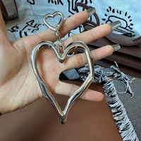 Porte-clés en forme de cœur volumineux en métal argenté bohème tendance, grand et épais, pour femmes, charme de sac punk, pendentif, bijoux, accessoire de porte-clés