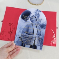 Invitation de mariage classique orientale rouge à pliage en accordéon, avec nœud chinois traditionnel, bouton personnalisé, découpe laser, fenêtre et arche en acrylique