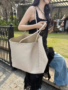 China <span class=keywords><strong>Online</strong></span> <span class=keywords><strong>Shopping</strong></span> Model Sterke Visuele Aantrekkingskracht Grote Capaciteit Handvat Aan Beide Zijden Pu Materiaal Handgeweven Tassen Voor Vrouwen Merk - Product Image 4