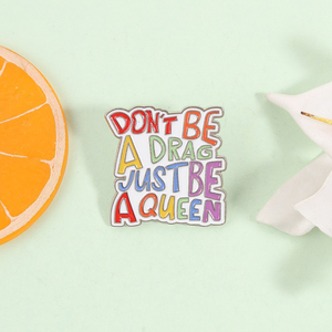 Épinglette en émail personnalisée « Ne sois pas une Drag <span class=keywords><strong>Queen</strong></span>, sois une Reine » – Badge métallique avec citation arc-en-ciel – Bijou LGBT – Cadeau - Product Image 1