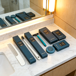 Fournitures d'hôtel 5 étoiles de luxe : Chaussons personnalisés en coton éponge bleu et kit dentaire en paille avec logo pour Airbnb - Product Image 6