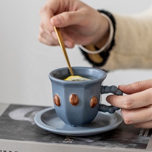 Set di tazze da caffè in ceramica con design in chicchi di caffè con piattino e tazza di latte creativo - Product Image 2
