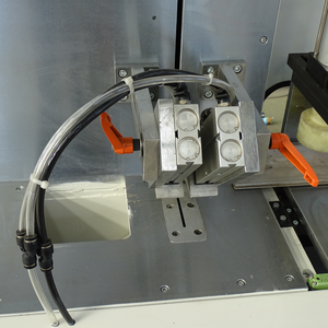 Sierra de corte automática CNC para conectores de esquina, para la fabricación de ventanas y puertas de aluminio y PVC/UPVC - Product Image 3