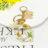 Porte-clés photo numérique blanc simple et durable, prix d'usine, avec initiale, fleur, lettre, alphabet en résine cristalline, pompon et papillon en soie