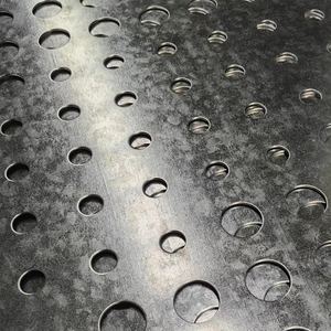 Grille de couloir industrielle en acier non allié perforé, finition anodisée, durable, résistante à l'eau et à la corrosion - Product Image 3