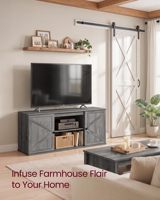 Meuble TV gris style farmhouse de 58 pouces avec portes coulissantes, 2 étagères réglables et 6 trous pour câbles, console multimédia pour téléviseurs jusqu'à 65 pouces
