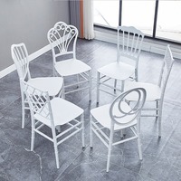 Chaises de banquet économiques en or en plastique antique classique et chaises de mariage blanches Chaise en or à dos romantique pour restaurant de mariage