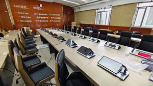 उच्च रिज़ॉल्यूशन 1920*1080 एल्यूमीनियम मिश्र धातु अल्ट्रा पतली 15.6 इंच फोल्डेबल मॉनिटर कार्यालय/मीटिंग रूम के लिए ऑप्स के साथ माइक्रोफोन के साथ माइक्रोफोन के साथ - Product Image 4