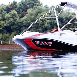 Lancha rápida de fibra de vidrio Fiat de 5.49m, 150HP, a gasolina, con capota bimini para recreación acuática. - Product Image 2