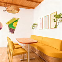 Ensemble de mobilier de restaurant minimaliste en bois et velours jaune pour fast-food et pizzeria : canapé, banquette, table et chaises