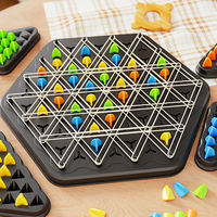 Jeu éducatif de géométrie : Chaîne de triangles et échiquier |   Jeu de puzzle interactif d'entraînement logique pour la liaison parent-enfant en famille