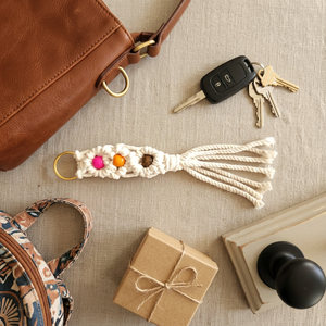 Nouveau porte-clés bohème en macramé fait main en coton avec pendentif pompon en perles de bois pour cadeaux d'anniversaire/mariage et décoration de sac - Product Image 3
