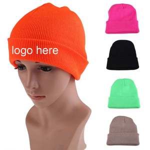 Bonnet d'hiver tricoté épais en acrylique uni et pelucheux pour femmes et hommes, avec logo personnalisé, idéal pour la plage, les affaires, motif fruits ou argyle - Vente en gros - Product Image 1
