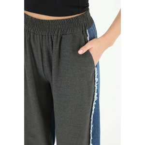 Pantalon large pour femme en tricot anthracite, taille haute, respirant, avec détails latéraux en denim - Product Image 1