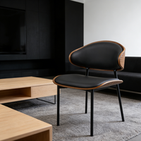 Chaise de salle à manger moderne en bois massif avec dossier papillon, assise et dossier rembourrés en cuir, pieds en métal noir - Mobilier pour hôtel et maison