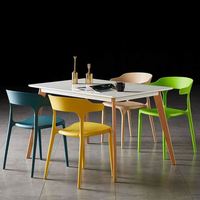 Chaise de salle à manger empilable en plastique à dossier incurvé pour hôtel, restaurant, café, jardin, terrasse, événements extérieurs, cour