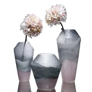 卸売つや消し色ガラス幾何学的花瓶サプライヤー装飾手吹き色リブ付きガラス花瓶
