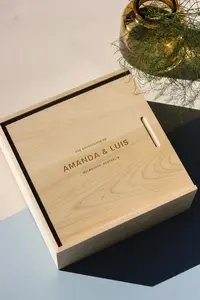 A grande caixa de madeira personalizada minimalista moderna personalizada da lembrança com a tampa que empacota a caixa de armazenamento