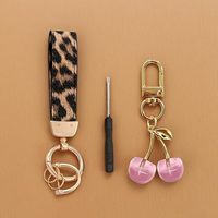 Porte-clés en cuir imprimé léopard avec dragonne, breloque de sac tendance, cadeau pour femmes et filles