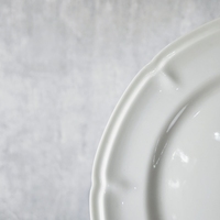 Service de table en porcelaine blanche pure de qualité supérieure avec un design classique en relief pour les mariages et les restaurants