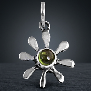 Colgante con forma de Sol de Plata de Ley 925 con símbolo de peridoto Colgante de piedras preciosas de moda - Product Image 2