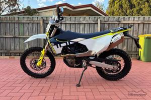 Moto tout-terrain de haute performance 700cc EFI à double usage, avec transmission électronique à 6 vitesses, pour l'aventure et l'enduro - Product Image 6
