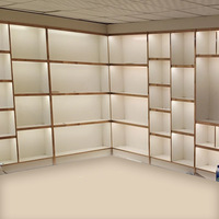 Vitrine d'angle personnalisable HongMing pour chaussures et sacs, couleur sur mesure pour salon et salle d'exposition