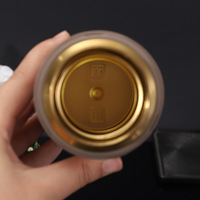 Bouteille isotherme en acier inoxydable plaqué titane de 17 oz avec motif paon, séparateur thé/eau, couvercle rabattable, infuseur à thé et tasse à boire