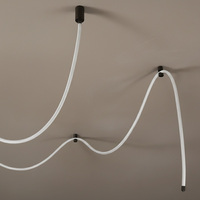 Lustre moderne flexible à LED Seeky, luminaire suspendu long et réglable pour plafonds hauts et escaliers
